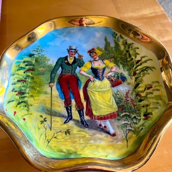 VINTAGE GOLD PEDESTAL DISH OSBORNE CHINA CROWN MARK RIPPLED RIM COURTING COUPLE - Picture 1 of 7